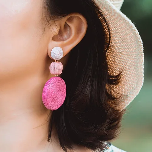 Vista 4 de Statement Raffia - Aretes redondos de bola colgantes de rafia, bonitos aretes bohemios hechos a mano para el verano para mujer