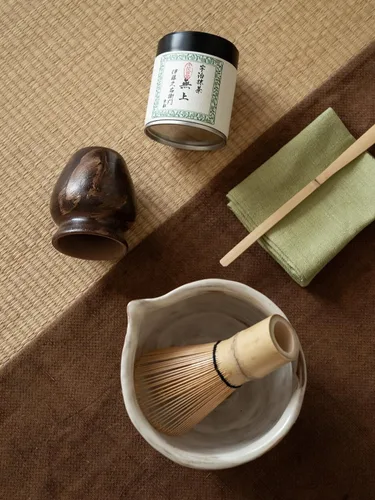 Vista 7 de Juego de 6 piezas para batidor de Matcha japonés con cuenco de cerámica Wabi-Sabi hecho a mano (Chawan), Chasen de bambú, soporte para batidor