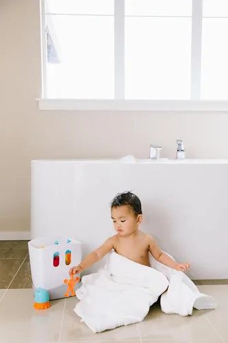 Vista 2 de Ubbi Set de regalo esencial para el tiempo del baño del bebé, recipiente de juguete de baño con drenaje de pie, apto para lavavajillas, blanco