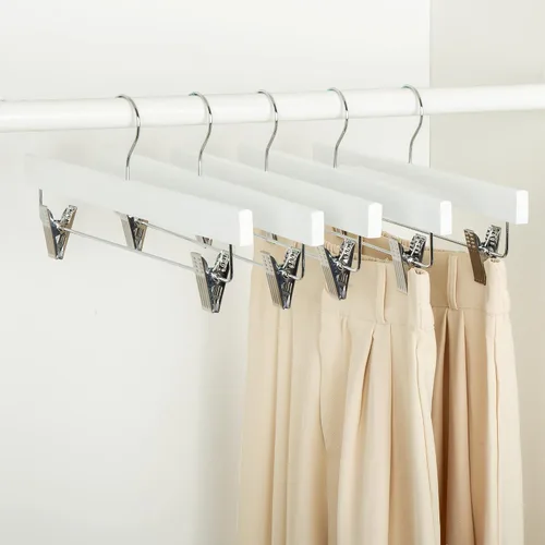 Vista 4 de Amazon Basics Perchas de madera duraderas para pantalones y faldas con clips, color blanco, paquete de 10