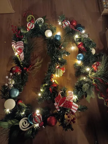 Vista 8 de Valery Madelyn Guirnalda de Navidad preiluminada de 9 pies con luces para manto, guirnalda de Navidad iluminada al aire libre con bolas y lazos