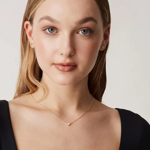 Vista 4 de PAVOI - Collar de corazón pequeño chapado en oro de 14quilates, delicada gargantilla de corazón con letra personalizable para mujer, ajustable