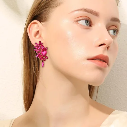 Vista 3 de EVER FAITH Aretes de diamantes de imitación vintage, aretes colgantes de cristal de marquesa de moda para mujer