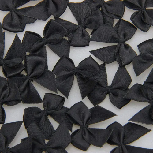 Vista 2 de 7Rainbows, 50 lazos de mini cinta de satén negro con flores y apliques para manualidades DIY, para costura, álbumes de recortes, boda y regalo