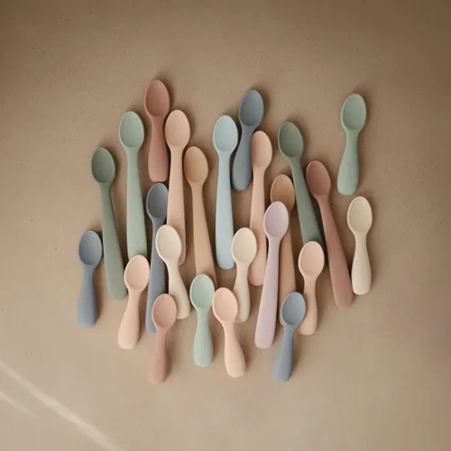 Vista 5 de mushie Cucharas de silicona para niños pequeños Paquete de 2 (rubor/arena cambiante)