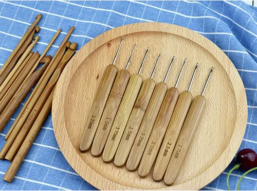 Vista 3 de Juego de agujas ergonómicas de ganchillo con estuche para manos artríticas