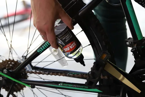 Vista 6 de STA-BIL SPORT Limpiador y lubricante para cadenas de bicicleta: evita el óxido en cadenas, cables y desviadores, lubricante premium, fácil