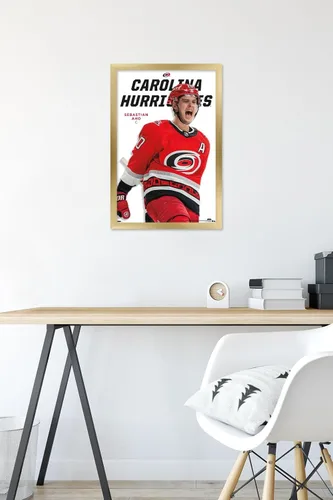 Vista 6 de Trends International NHL Carolina Hurricanes - Sebastian Aho Feature Series 23 - Póster de pared Versión con marco dorado