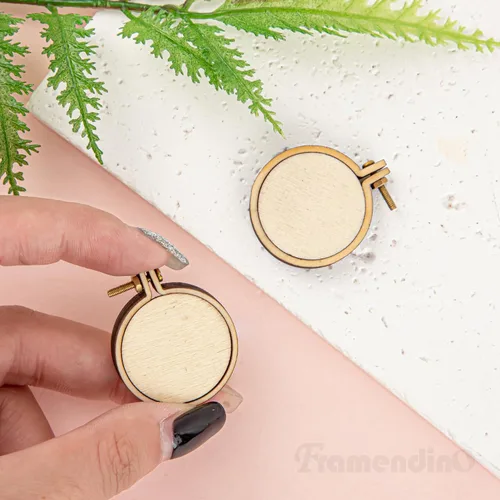 Vista 4 de Framendino, paquete de 10 mini aros de bordado redondos de madera para dijes colgantes, marco para llavero de punto de cruz DIY