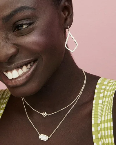 Vista 4 de Collar con dije Kendra Scott Elisa para mujer, joyería de moda, chapado en oro de 14 quilates