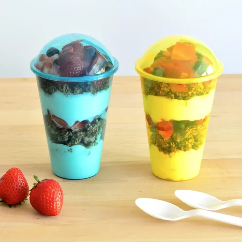 Vista 3 de Youngever 7 juegos de vasos de yogur de plástico reutilizables con tapas de cúpula, a prueba de derrames y fugas, grandes de 12 onzas
