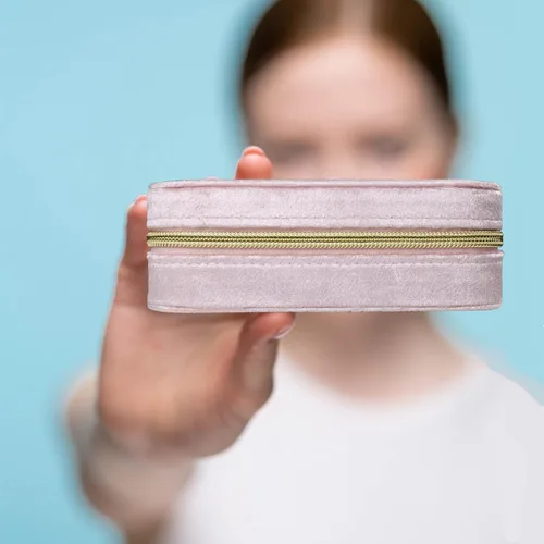 Vista 6 de Zotemo Joyero de viaje, estuche organizador de joyas de terciopelo de felpa para mujeres y niñas, accesorio de viaje portátil, caja
