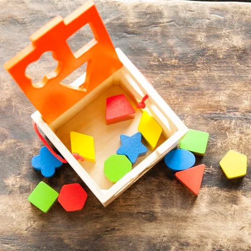 Vista 2 de Fat Brain Toys Clasificador de formas para llevar - Juguete de aprendizaje Montessori de madera, 12 meses +