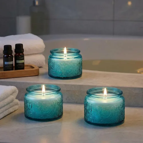 Vista 8 de Paquete de 18 recipientes de vela de vidrio en relieve de 4 onzas con tapas y etiquetas de bambú, tarros de vela azules para hacer velas, diseño