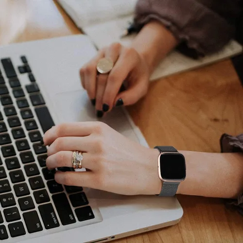 Vista 5 de Bandas de metal compatibles con reloj inteligente Fitbit Versa/Versa Lite/Versa 2 para mujeres y hombres, correa de repuesto de malla de acero Negro