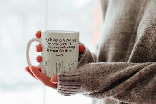 Vista 2 de TJ Originals Romanos 15:13 May The God of Hope Fill You Regalos para ella – Vaso de graduación con versículo bíblico – Taza de cerámica de 11 oz