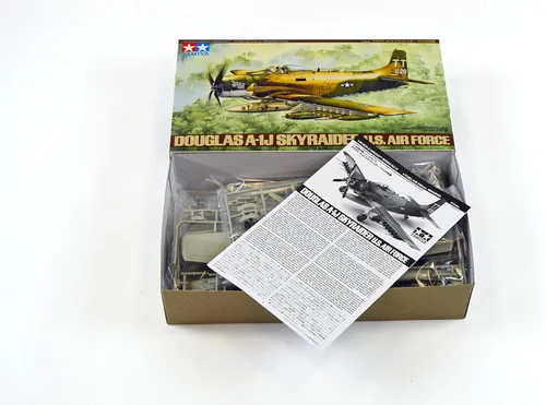 Vista 2 de Tamiya 61073 1/48 Douglas A-1J Skyraider USAF Kit de avión modelo de plástico