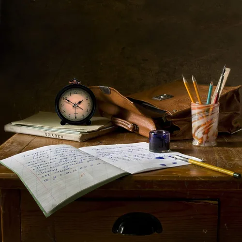 Vista 2 de TooTa - Reloj despertador analógico retro vintage, 4.5 pulgadas, súper silencioso, sin tictac, con luz nocturna, funciona con pilas, diseño simple