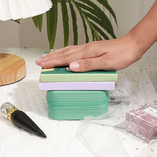 Vista 5 de GOTDYA Joyero de viaje pequeño, caja de joyería portátil de piel sintética para organizar y almacenar joyas, color verde oliva