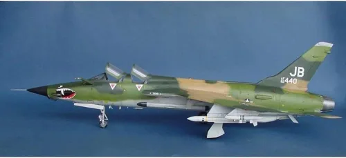 Vista 6 de Trumpeter 1/32 F105G Thunderchief Wild Weasel Avión