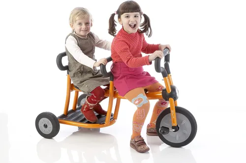 Vista 2 de Italtrike Pilot Triciclo de doble asiento para exteriores para niños pequeños y niños, ingeniería superior, fuerte y duradero, fácil de montar