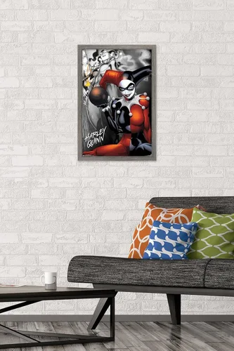 Vista 2 de Trends International DC Comics - Póster de pared de Harley Quinn, la bomba, 14.725 x 22.375 pulgadas, versión enmarcada de madera de granero