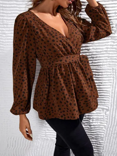 Vista 5 de OYOANGLE Blusa de maternidad para mujer, elegante, con lunares, manga larga, cuello en V, con cinturón, ropa de embarazo