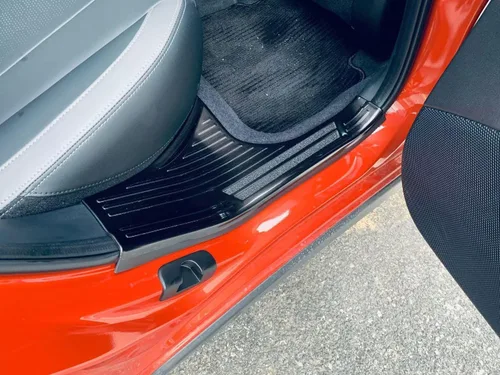 Vista 4 de Accesorios de automóvil compatibles con Subaru Crosstrek 2023-2026, placa interior del umbral de la puerta, cubierta protectora de arañazos, marco