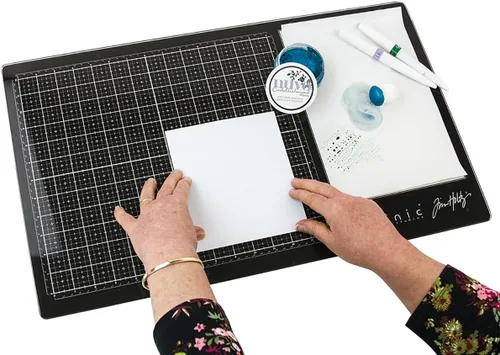 Vista 11 de Tim Holtz - Alfombrilla de corte de vidrio, superficie de trabajo grande con rejilla de medición de 12 x 14 pulgadas y paleta para pintura, tinta