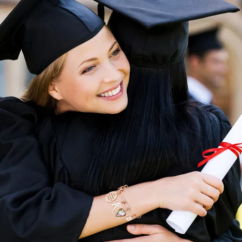 Vista 4 de Regalos de graduación para ella, 26 pulseras inspiradoras grabadas con inicial, cita que creyó que podía así que lo hizo, regalos de graduación