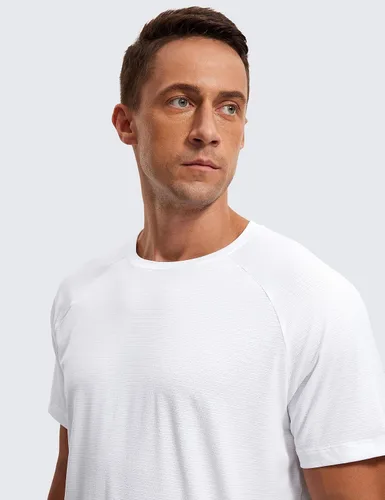 Vista 4 de CRZ YOGA Camisetas atléticas ligeras para hombre que absorben la humedad, camiseta de entrenamiento para correr, manga corta, camisetas de gimnasio