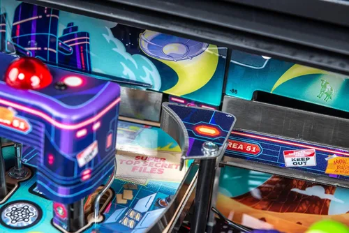 Vista 45 de Stern Pinball Foo Fighters con Insider Connected, Premium Edition Arcade Pinball Machine