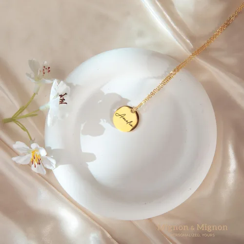 Vista 6 de MignonandMignon Collar personalizado con nombre de moneda, regalo de joyería grabada personalizada para dama de honor, cumpleaños, joyería hecha a