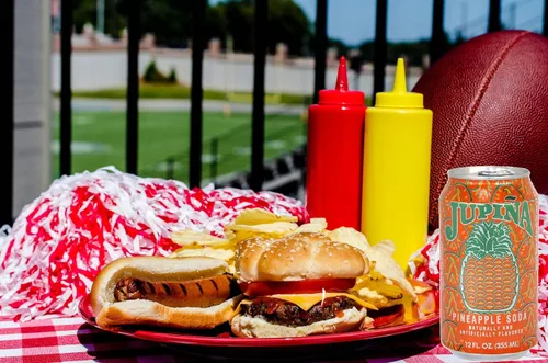 Vista 2 de Paquete de 12 unidades de Jupina, la bebida favorita de Cuba, una de las refrescos de crema de piña más dulces, burbujeantes y refrescantes que