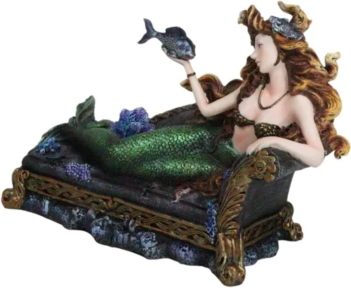 Vista 2 de Ebros Gift Reina de la Atlántida Sirena Sirena con cola iridiscente verde y compañero de pez descansando Oceanic Boudoir Lounge Chair Estatua