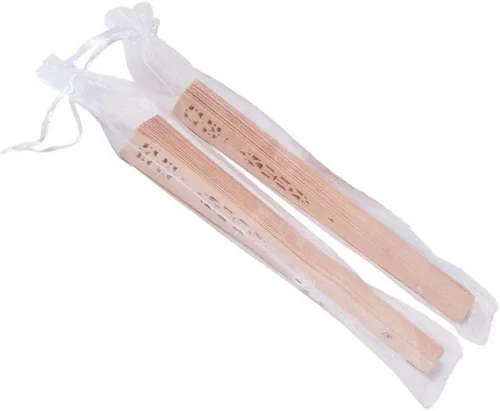Vista 4 de Abanicos plegables de mano de madera con bolsas de organza para recuerdos de boda (paquete de 50)