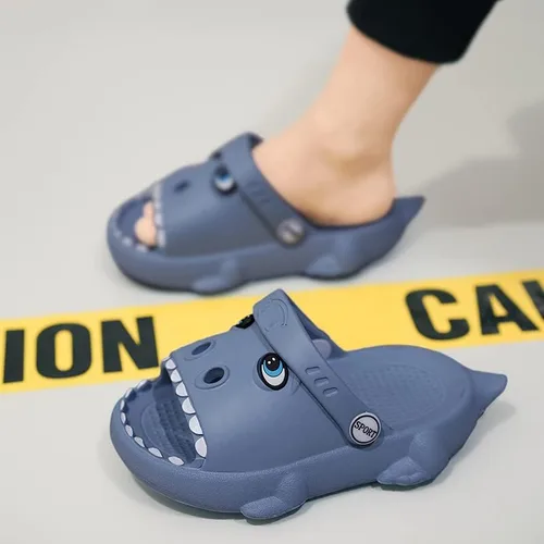 Vista 8 de KAQ Zuecos de jardín de dinosaurios para niños y niñas, sandalias de nube lindas deslizantes antideslizantes cómodas para la ducha de verano