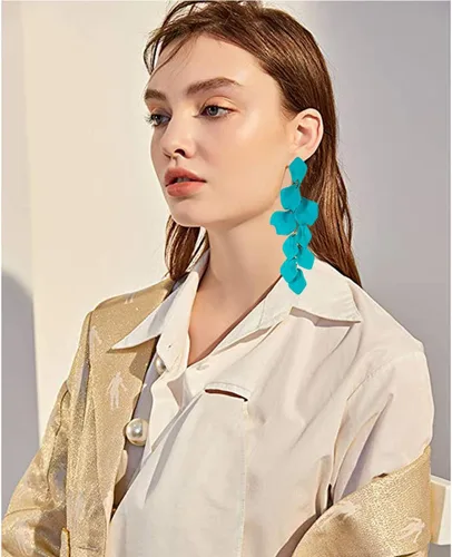 Vista 3 de XYAYOU - Aretes colgantes de pétalos acrílicos, aretes largos de flores de rosa para mujeres y niñas, aretes de flores acrílicas bohemios para fiesta