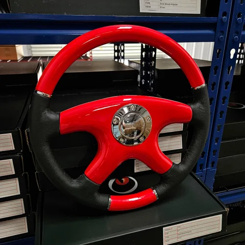 Vista 2 de Raptor Volante de madera roja y cuero negro de 15