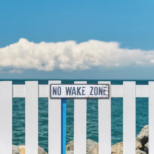 Vista 6 de Letrero de advertencia de metal con texto en inglés "No Wake Zone", letrero de advertencia de metal retro, decoración de pared de Lake House