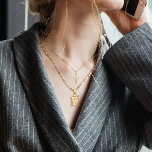 Vista 2 de KELORIS PATH Collar de cruz con inicial en capas de oro chapado en oro de 14 quilates con dije de letra cuadrada cadena Figaro gargantilla de cruz