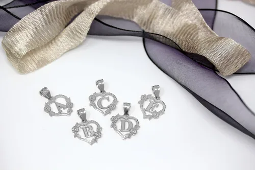 Vista 4 de Colgante de plata de ley con inicial de corazón para mujer