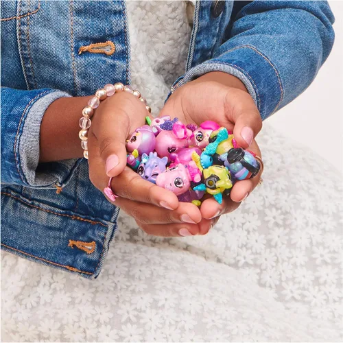 Vista 5 de Hatchimals CollEGGtibles, paquete de 12 huevos de Shimmer Babies, regalos y rellenos de calcetines para niñas y niños de 5 años en adelante