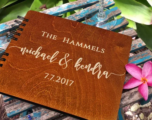 Vista 4 de Libros de invitados de boda de madera personalizados (11 x 8.5 pulgadas, tinte de madera de roble) con encanto rústico, álbum de fotos instantáneas