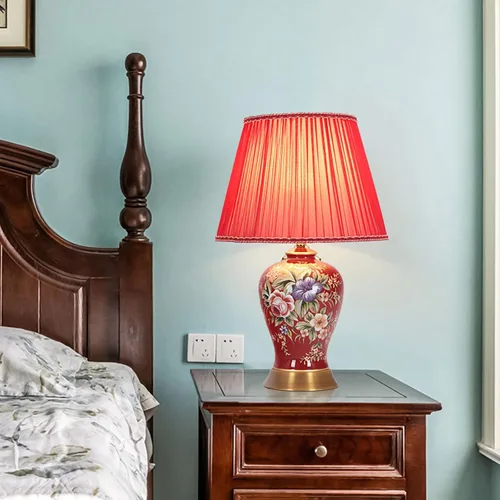 Vista 3 de Lámparas de mesa de cerámica de flores pintadas a mano de color rojo, lámparas chinoiserie de tela americana, lámpara de mesita de noche