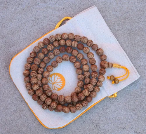 Vista 3 de DharmaObjects 108 cuentas auténticas de semillas de Bodhi de estilo tibetano budista para meditación y compasión, Amarillo, MLBS