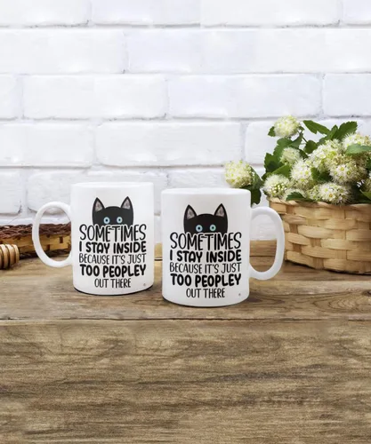 Vista 5 de ODDITEES Taza de café con texto en inglés «Sometimes I Stay Inside Because It's Just Too Peopley Out There», color blanco