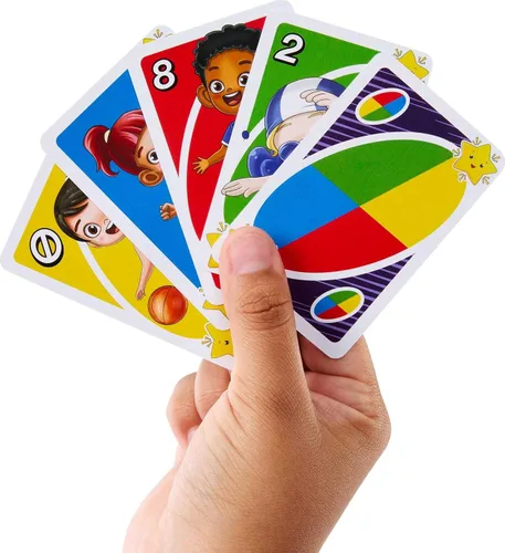 Vista 2 de Mattel Games UNO Junior Move - Juego de cartas para niños con reglas de acción para noche familiar, noche de juegos, viajes, campamento y fiesta