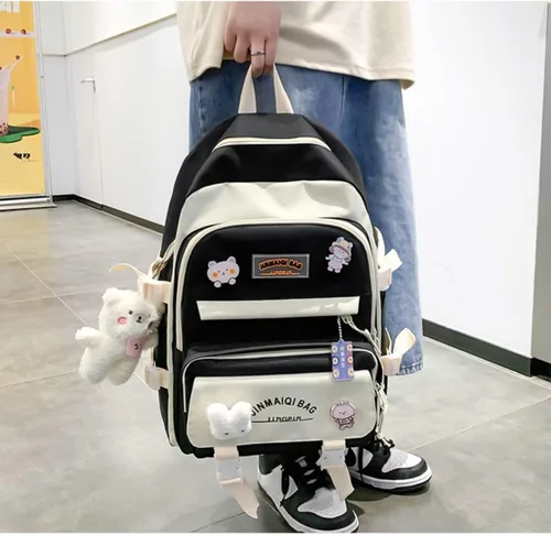 Vista 4 de Juego de 5 mochilas kawaii con colgante de oso y alfileres - Kit de mochila de conejito de anime japonés con diseño de retazos, Negro -, Mochila