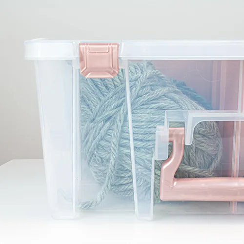 Vista 6 de ArtBin 6990RK Super Semibolsa Doble Profunda, Organizador Portátil de Arte y Manualidades con Asa, [1] Estuche de Almacenamiento de Plástico Acentos